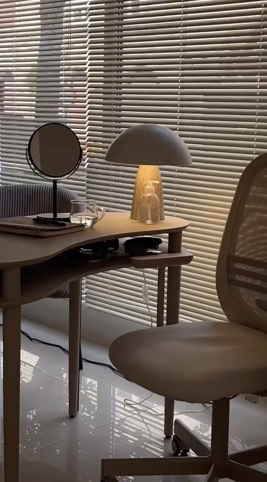 Beratungstisch am Fenster mit Spiegel und Lampe.