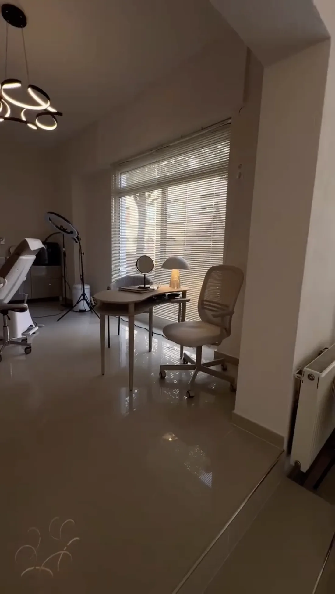 Behandlungszimmer mit Tageslicht und Ringleuchte.